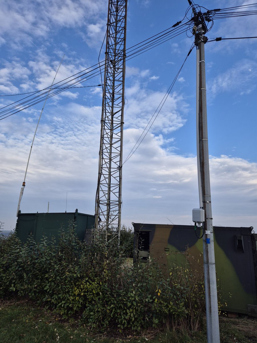 Aujourd'hui, déménagement de shelter. Celui de gauche a le plafond qui tombe et le plancher percé. 

Celui de droite est tout propre et bien équipé. 

Déménagement en deux heures. 1 VDSL, 1 FTTH et une douzaine de FH en haut du pylône. 

Merci <a href="/F1UPL/">F1UPL / F1ZAV</a> !