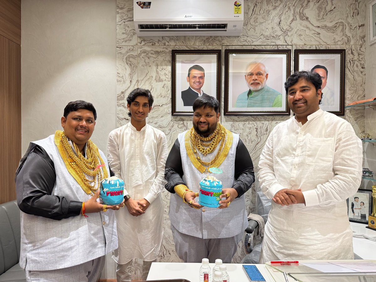 MrHajiArfat's tweet photo. #GoldenBrothers के नाम से मशहुर आकाश मल्लाव और निशिकांत मल्लाव जी ने कुर्ला कार्यालय मैं मुलाक़ात की, इस अवसर पर नवभारतीय शिव वाहतूक संघटना, उपाध्यक्ष सलीम ख़ान उपस्थित थे! https://t.co/3QvxLGXHuj