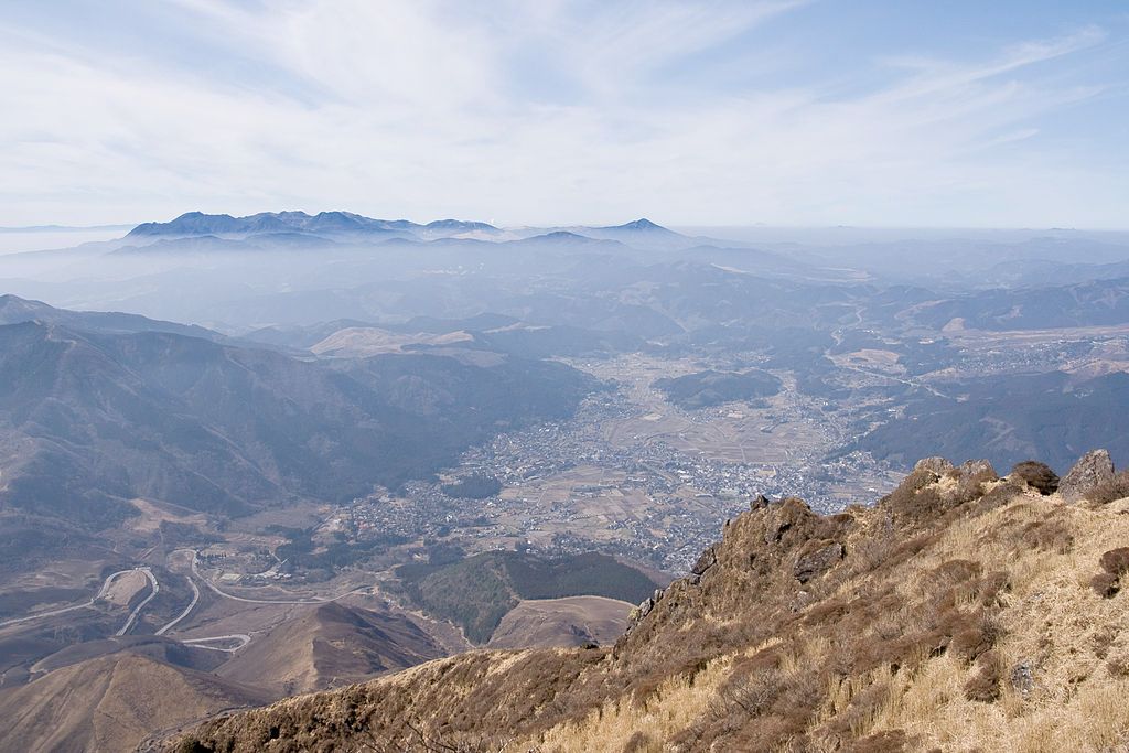 Aso Kujū Parke Nazionala Japoniako Kyushu uhartearen mendebaldean dagoen Parke Nazionala da. 1934an ezarri zen Aso Parke Nazionala eta 1986an izandako zabalkuntzarengatik Aso Kujū Parke Nazionala bihurtu zen. eu.wikipedia.org/wiki/Aso_Kuj%C…