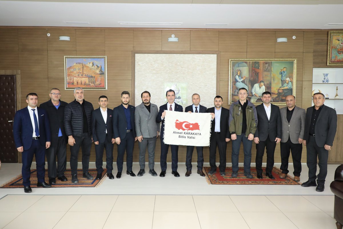 İlim Yayma Cemiyeti Bitlis Şube Başkanımız Hasan Fehmi Kara, Yönetim Kurul Üyeleri ile birlikte İlimize atanan Bitlis Valisi Ahmet Karakaya'ya hayırlı olsun ziyaretinde bulundu. Sayın Valimize Misafirperverliğinden ötürü İlim Yayma Cemiyeti Bitlis Şubesi olarak teşekkür ederiz.