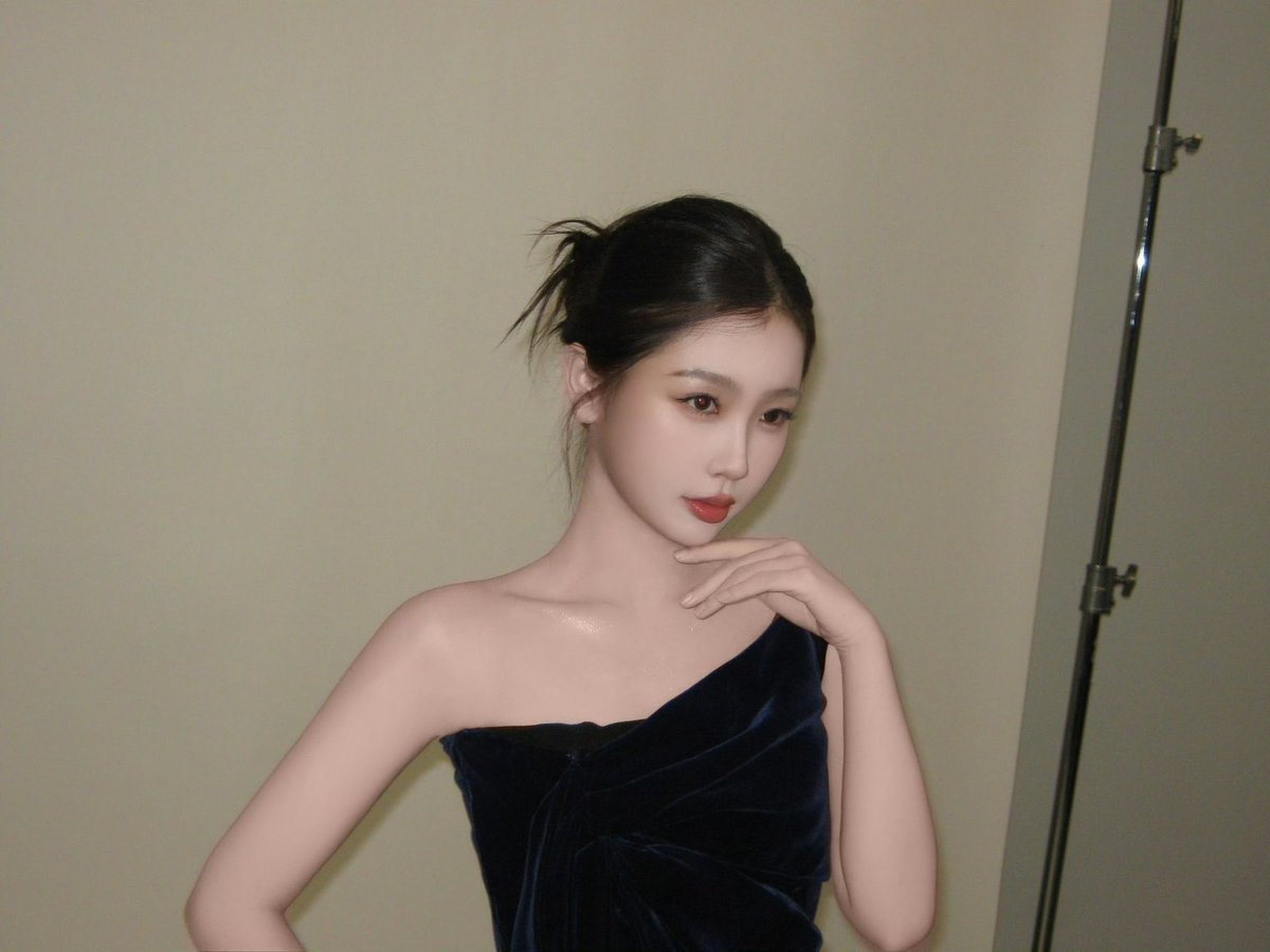 Yuriaday0613's tweet photo. 250206 비공작실 웨이보

아 진짜 라인이 너무 예쁨ㅠㅠ
목에서 어깨로 떨어지는 저 라인!!
서흔이 목이 길고 예뻐서 오프 숄���
입으면 내가 미친다고요ㅠㅠ

#YuShuxin #EstherYu
#虞书欣 #xinxin #우서흔 https://t.co/F8bBWGnXgd