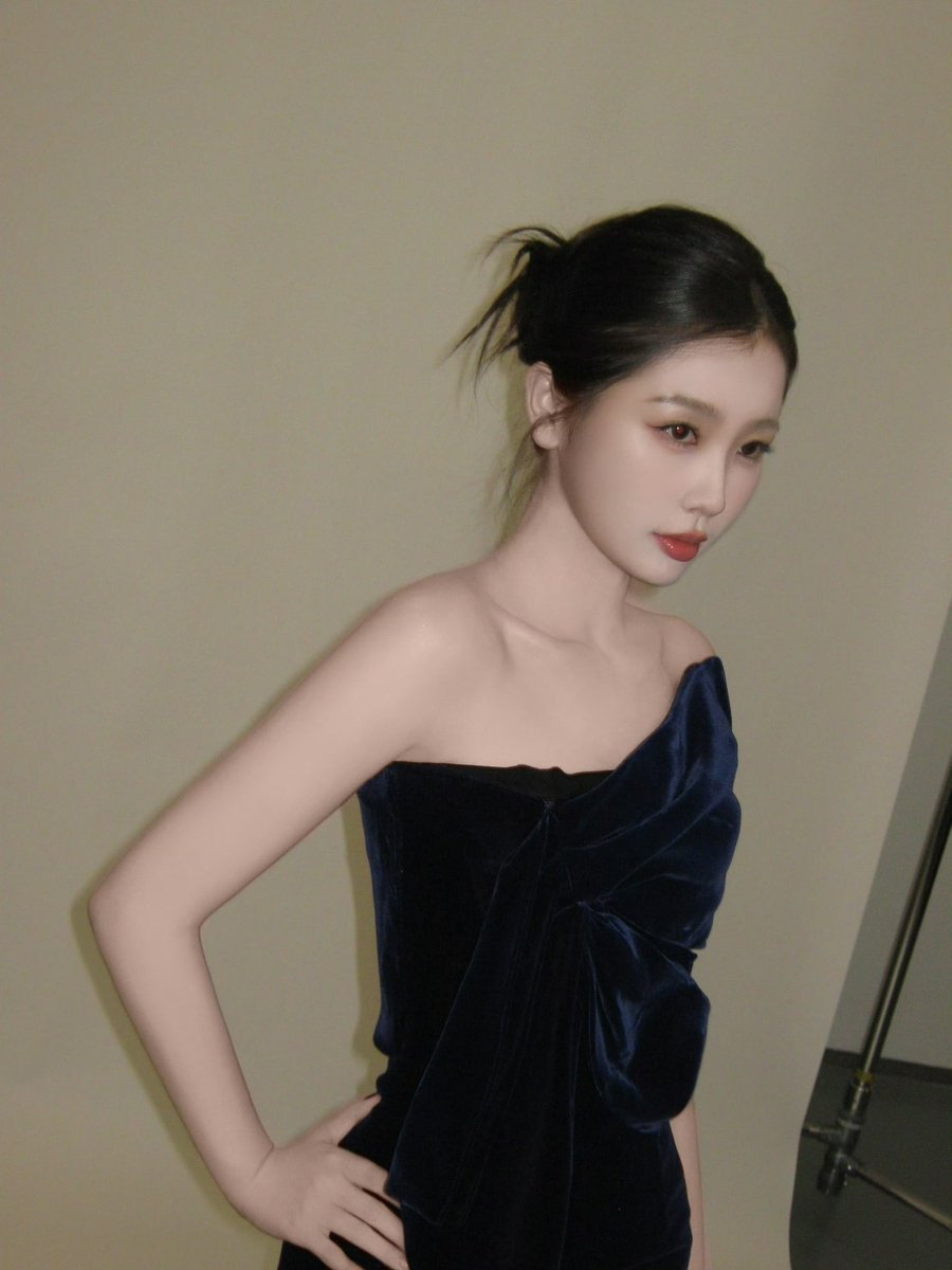Yuriaday0613's tweet photo. 250206 비공작실 웨이보

아 진짜 라인이 너무 예쁨ㅠㅠ
목에서 어깨로 떨어지는 저 라인!!
서흔이 목이 길고 예뻐서 오프 숄���
입으면 내가 미친다고요ㅠㅠ

#YuShuxin #EstherYu
#虞书欣 #xinxin #우서흔 https://t.co/F8bBWGnXgd