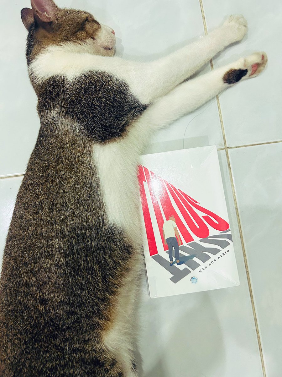 F_SyimaM's tweet photo. Tikus oleh Wan Nor Azriq
Buku #KLAB2025 berjaya habis malam ni.
Buku tentang, KALAU Jepun tak kalah dulu dan mampu kuasai/memerintah Asia dengan slogan ‘Asia untuk Asia’.. apa jadi?
Mengunakan watak Nasir sebagai ‘hero’ dalam buku ni..
🔻threads https://t.co/1OlBrgvZF5