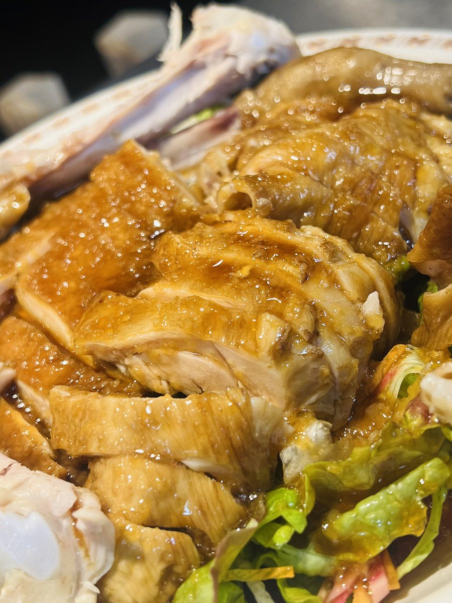 msstyletomisato's tweet photo. 山東焼鶏　鶏肉に醤油をまぶして30分ぐらいおいてから油で揚げて蒸し器で蒸して。
蒸し汁に醤油とお酢、胡麻油、すりおろしたニンニク。
米も酒もいけるお料理です✨

#山東焼鶏　#エムズスタイル　#富里市 https://t.co/vZ1naoIaXn
