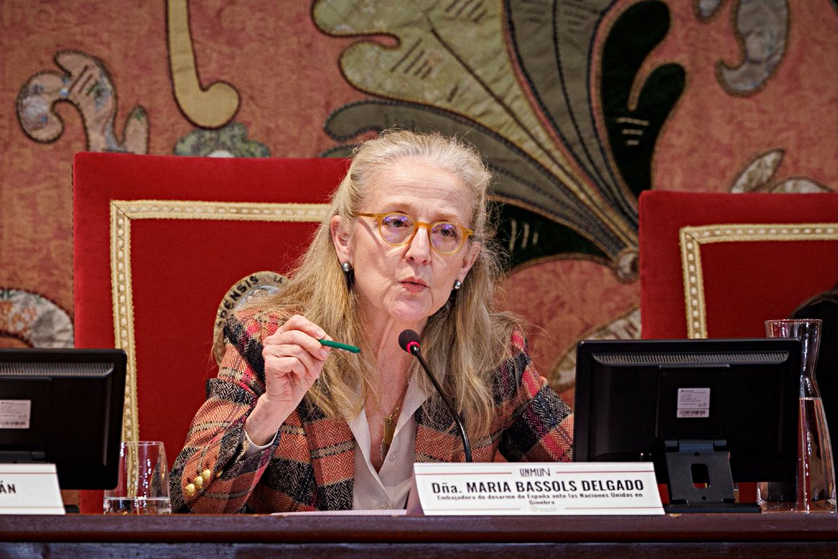 derecho_unav's tweet photo. Comienza UNMUN 2025 en la @unav. 275 estudiantes practicarán sus dotes de diplomacia. La embajadora para el desarme ante la ONU, María Basolls Delgado, fue la encargada de inaugurar oficialmente el congreso, acompañada de la decana de @derecho_unav y @Moni_Chinchilla https://t.co/anTPOsFZs7