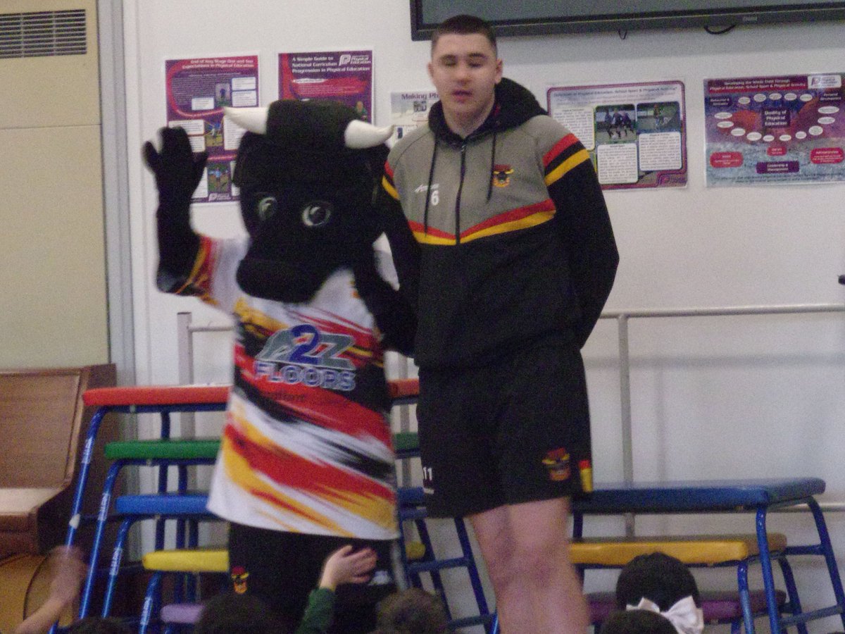Bullboy, the <a href="/OfficialBullsRL/">Bradford Bulls</a> mascot, joined Jake to present our Play Leaders with their certificates at KS2 Play Leader assembly! They've officially completed their 'Leadership Playmaker' course with @Bulls_Foundation! Well done, everyone! 🏆 #PlayLeaders #BradfordBulls