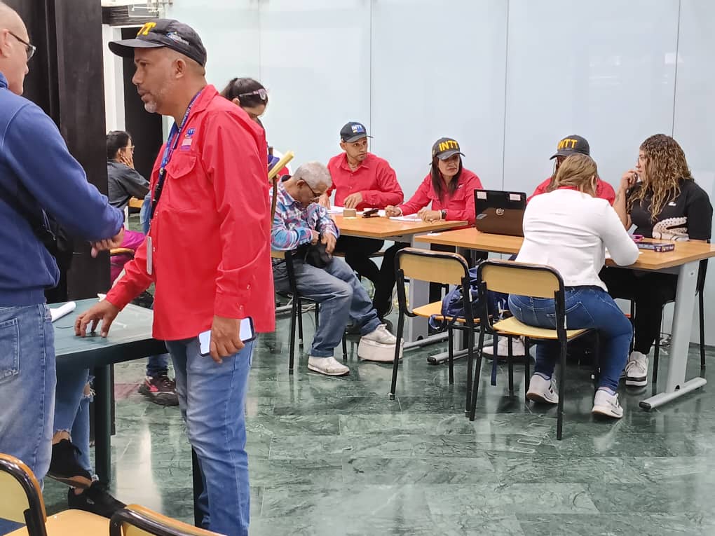 SeguridadvialLU's tweet photo. #Operativo | #INTT La Urbina realiza operativo especial de Registro Original, Atención al Usuario y emisión de Licencias para Conducir en el Ministerio del Poder Popular para Servicios Penitenciarios. https://t.co/pY1l0MEDNE