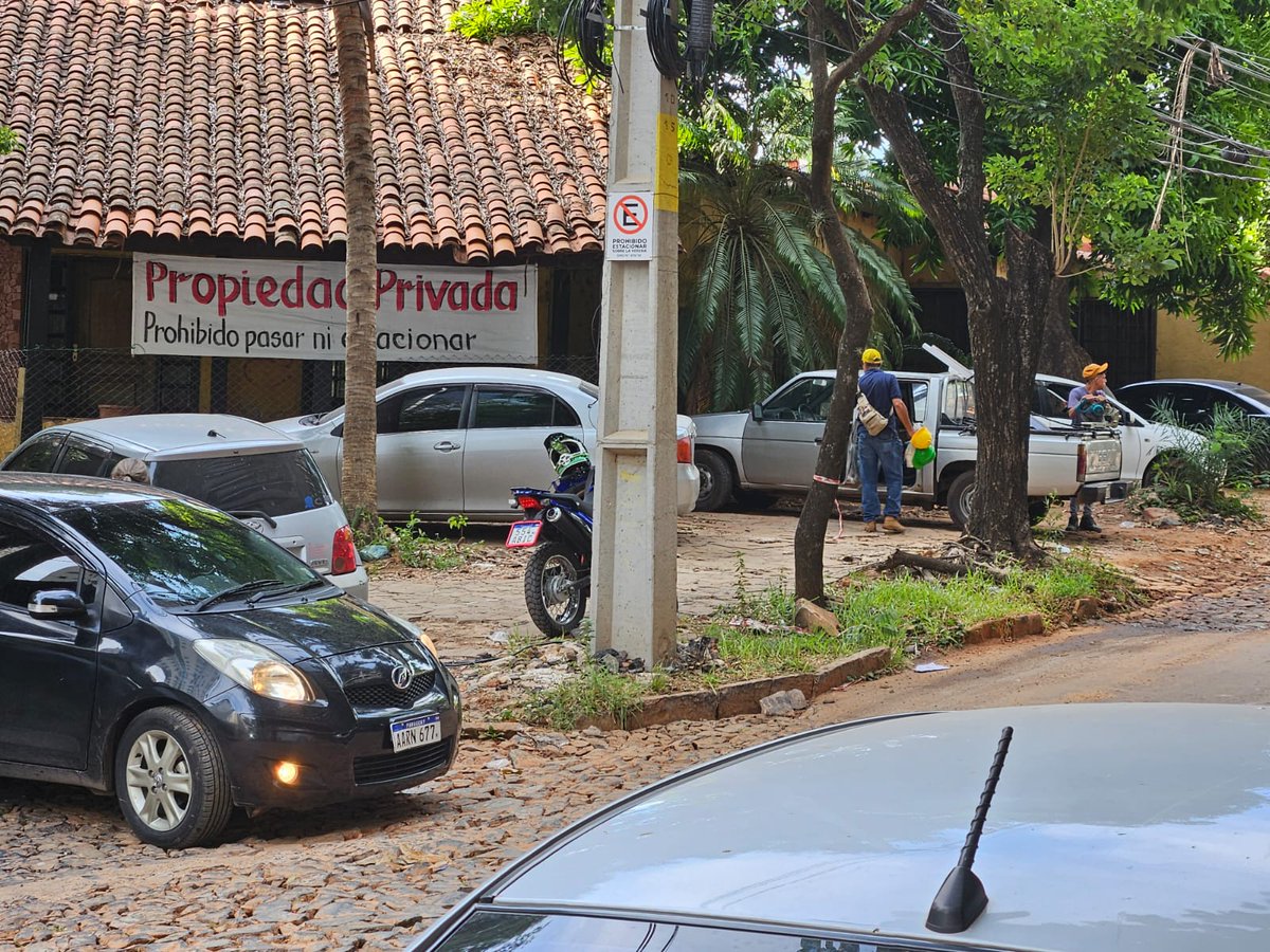 pyaccesible's tweet photo. 🏚️ Los vecinos del Barrio Ykua Satî en Asunción enfrentan serios problemas por una casa abandonada en la esquina de Herminio Maldonado y Tte 1º Salvador Oviedo. #Asunción #YkuaSatî @ComisionLemos @NormaCristinaPy @hlopezulck @vecinosykuasati @VGustale95100 https://t.co/7ev2uUbSEZ