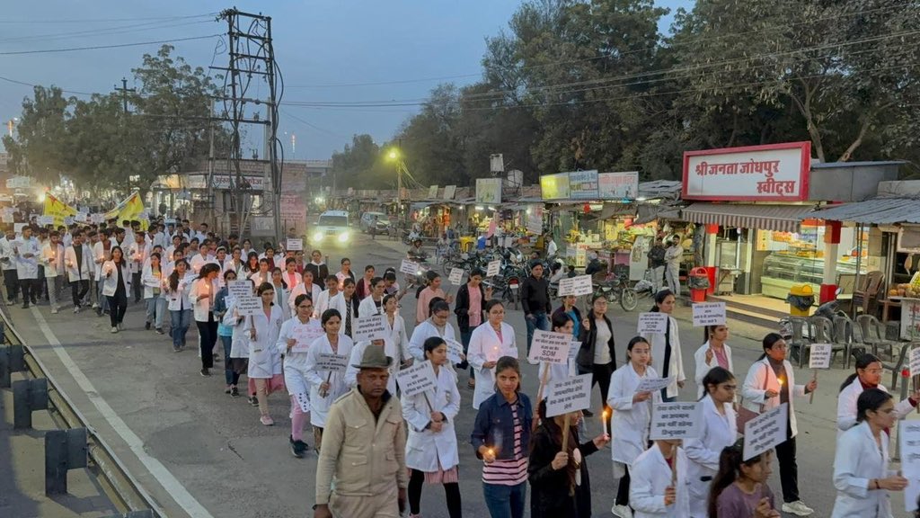 एसडीएम सेड़वा बाड़मेर के खिलाफ कार्यवाही नहीं होने के विरोध में आज बाड़मेर के चिकित्सकों ने विशाल कैंडल मार्च निकाला और राजस्थान सरकार से न्याय की गुहार लगाई ( प्रमुख मांग:-एसडीएम का निलंबन और FIR दर्ज करने)
#SuspendSedwaSDM 
<a href="/drajaychuru/">Dr Ajay Chaudhary</a> <a href="/BhajanlalBjp/">Bhajanlal Sharma</a> 
<a href="/ashokshera94/">Ashok Shera</a> <a href="/BarmerDurg/">Durag Singh Rajpurohit 🇮🇳</a>
