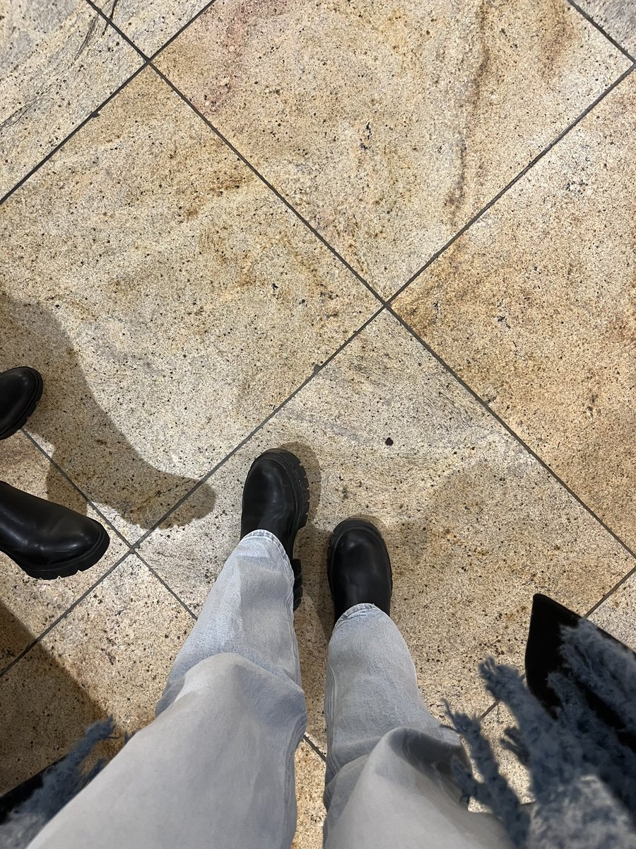 Findom_Elisa1's tweet photo. Heute bin ich mit meiner besten Freundin in der Dresdner Innenstadt unterwegs, natürlich wollen wir shoppen!💸

Also ist deine Aufgabe mein Paypal zu füllen, los loser! 🧎🏻

#findom #herrin #zahlsklave #shopping https://t.co/qsbYgaFuaK
