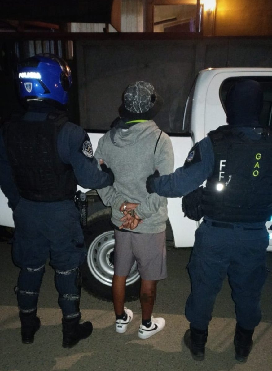 fuerzapublicaCR's tweet photo. El #GAOCR de la Fuerza Pública de #SanJoséCR detuvo a este sujeto como presunto prófugo de la justicia. Se trata de un sospechoso con orden de captura por homicidio y fue ubicado en Los Cuadros, #Goicoechea. Ahora, se encuentra a la orden de la Fiscalía.
#OrgulloDeServir https://t.co/aZBhBKV4lc