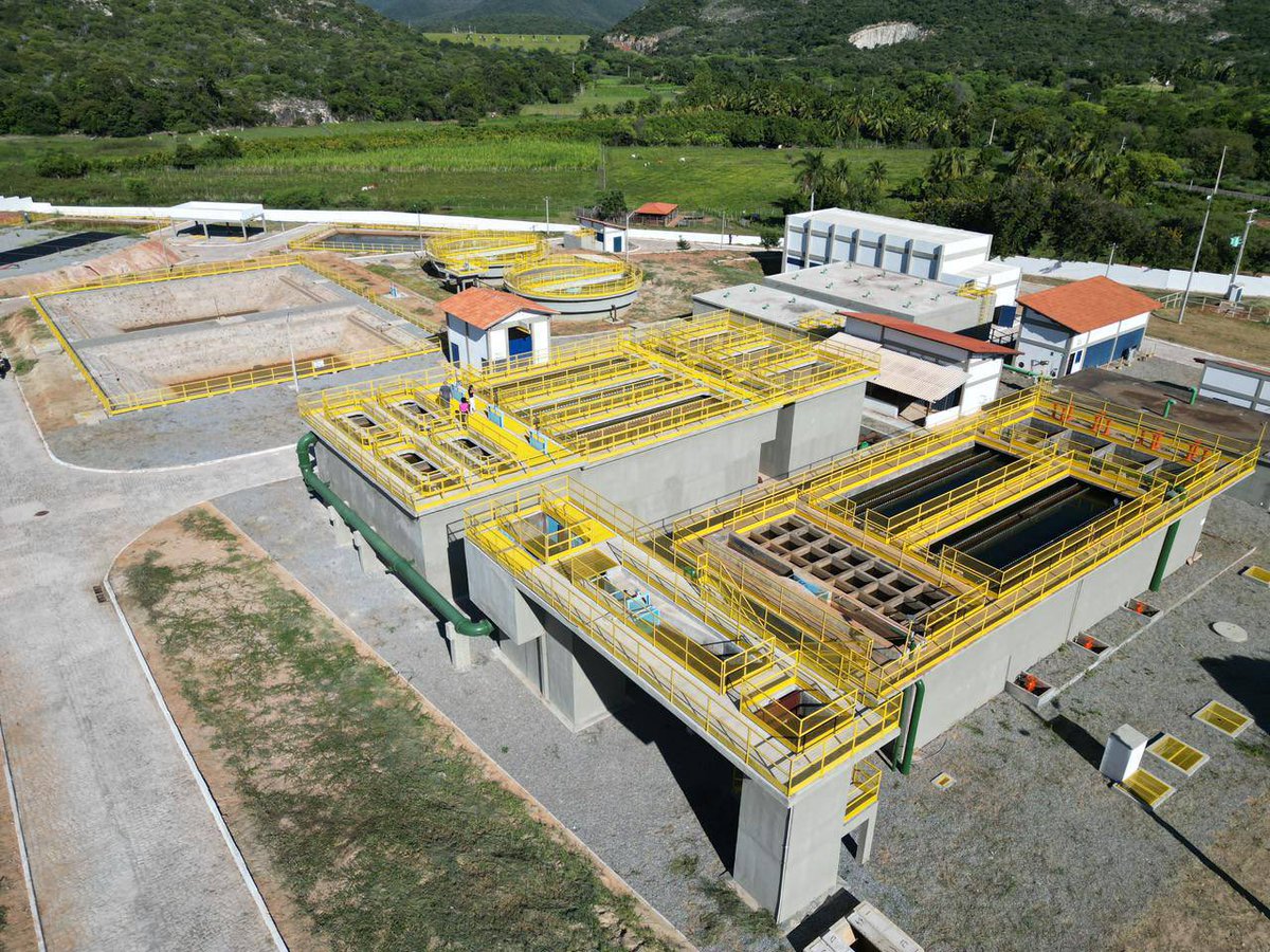 jaqueswagner's tweet photo. É uma alegria para mim estar hoje em #Paramirim ao lado de tanta gente que constrói um Brasil melhor. O #ÁguaParaTodos é um projeto lançado no início do meu primeiro governo na #Bahia. Lancei esse programa inspirado no presidente @LulaOficial, que tinha o #LuzParaTodos. Em 2007, fizemos algo parecido para levar água para as pessoas.
Depois, o #ÁguaParaTodos se tornou um programa nacional. A água que a gente bebe, a comida que a gente come e o ar que a gente respira são fundamentais. Hoje, milhares de baianos e baianas têm água de qualidade dentro de casa. E aqui em #Paramirim, hoje, falamos em mais de R$ 1 bilhão em obras de segurança hídrica. Vai ter água pra irrigar e vai ter água pra beber.