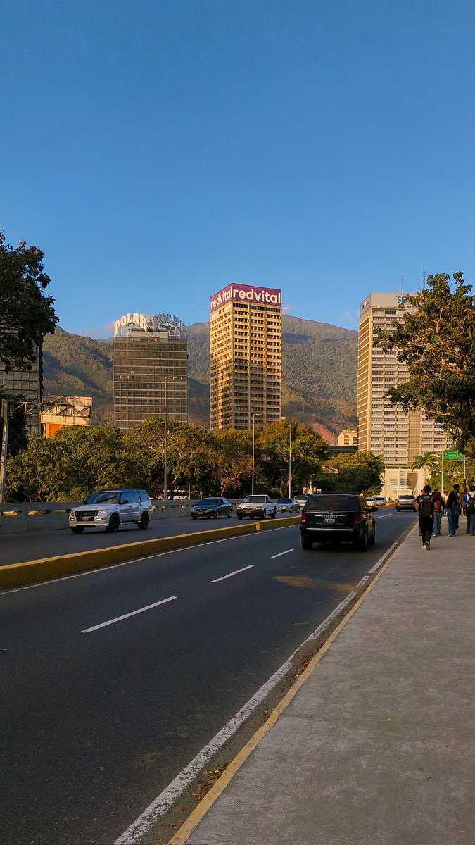 arquimontero's tweet photo. T A R D E S

📍Plaza Venezuela / Bellas Artes https://t.co/3XLlUyIjXc