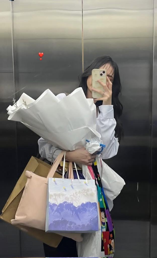 Decembe73846894's tweet photo. Friend IG. She got a lot of present from fans ♥😊✌
#JAPANEXPOTHAILAND2025
@yeojapfriend https://t.co/2SMgBPuYbW