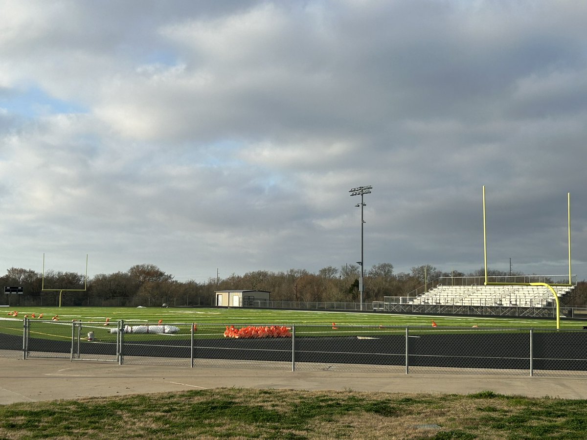 CoachMoltz's tweet image. Warhawks at work! Always a pleasure to see Coach Owen’s and company, very professional with how they run things there at @Wellborn_MS ! New turf is coming together nicely! @CSISDAthletics @ConsolHS @ConsolFootball #csisd