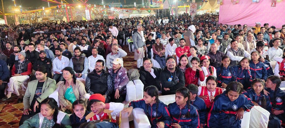 हिंदी कविता के प्रति अपार आदर और अनंत प्रेम से भरे इस सम्मोहक शाम के लिए बहुत-बहुत शुक्रिया सुहाग-नगरी। ❤️🙏🏻
Wardrobe: <a href="/AbsolutoTDS/">Absoluto</a>