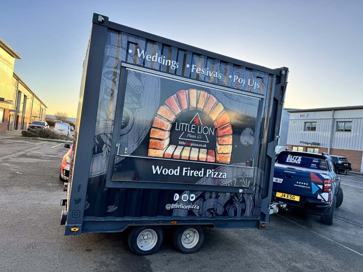 EliteSigns's tweet image. It’s a-pizza time! With this cool #storagecontainer-esk trailer with its tasty new printed #vehiclewrap for @littlelionpizza.

@BSGAUK 
@AveryDennison