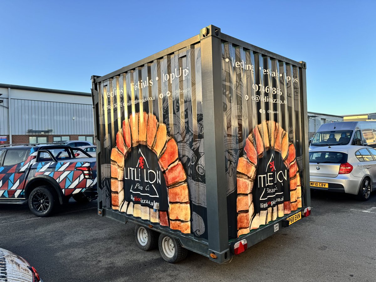 EliteSigns's tweet image. It’s a-pizza time! With this cool #storagecontainer-esk trailer with its tasty new printed #vehiclewrap for @littlelionpizza.

@BSGAUK 
@AveryDennison