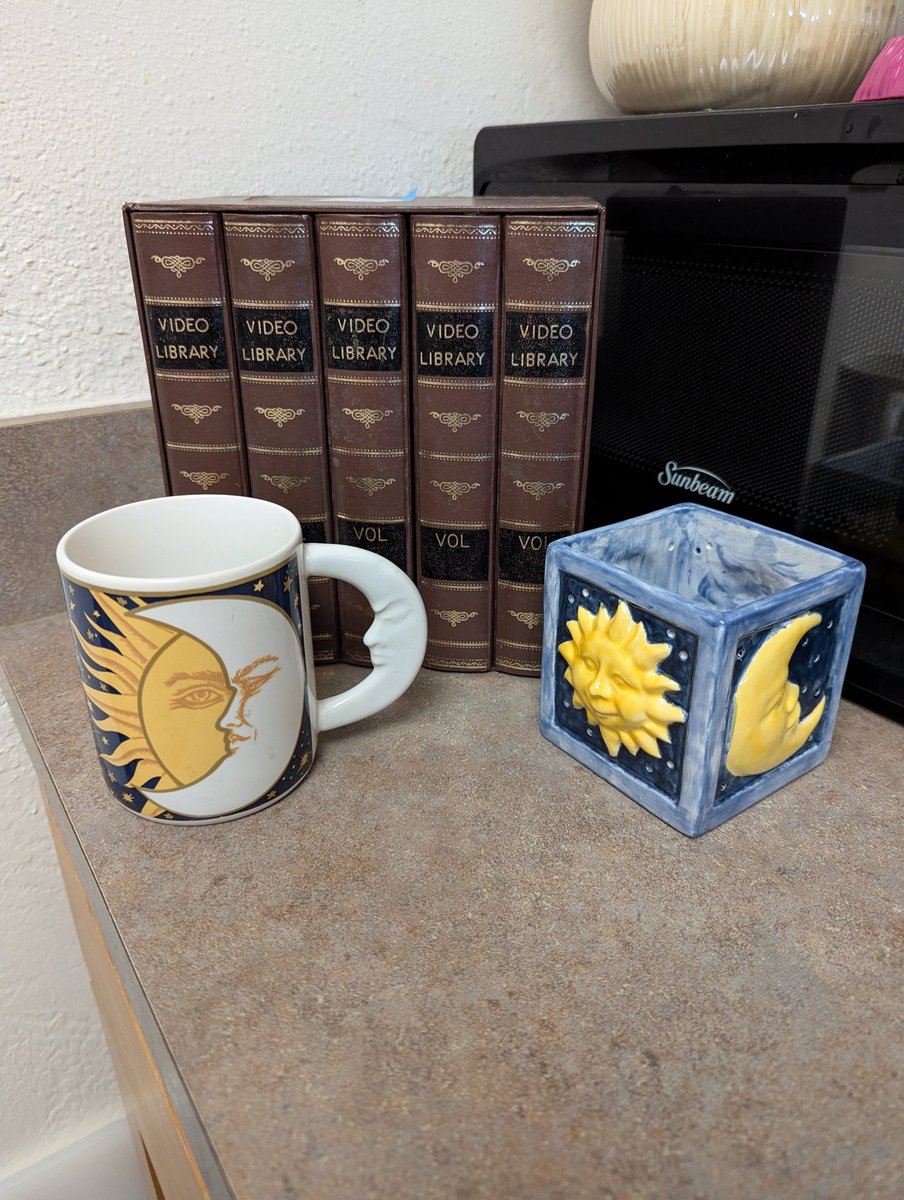 KailahDH's tweet photo. God I love thrift stores https://t.co/145GSe4bSE