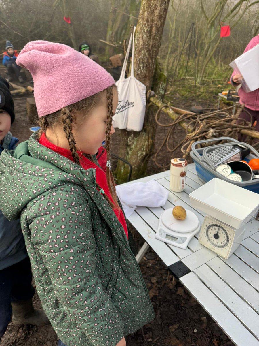 Oak class celebrated Number day in the forest with potatoes. They measured the weight and size of the potatoes and cooked them on the fire.