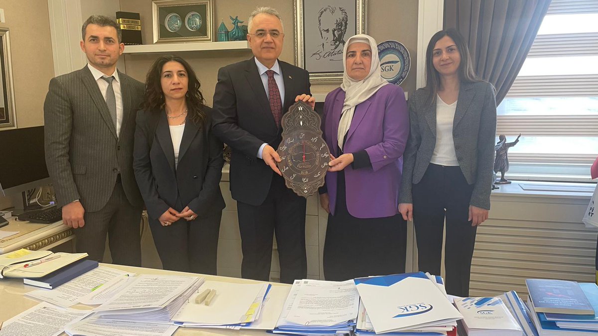 SGK Kurum Başkan Yardımcısı Syn. İsmail ERTÜZÜN'ü makamında ziyaret ederek mesleğimize ilişkin talep ve sorunlarımız kendilerine iletilmiştir.  Bizlere zaman ayırdıkları için kendilerine teşekkür ediyoruz. #sgk #mudder #ismailertuzun #sgkmudurleri #sgkbaskanyardimcisi