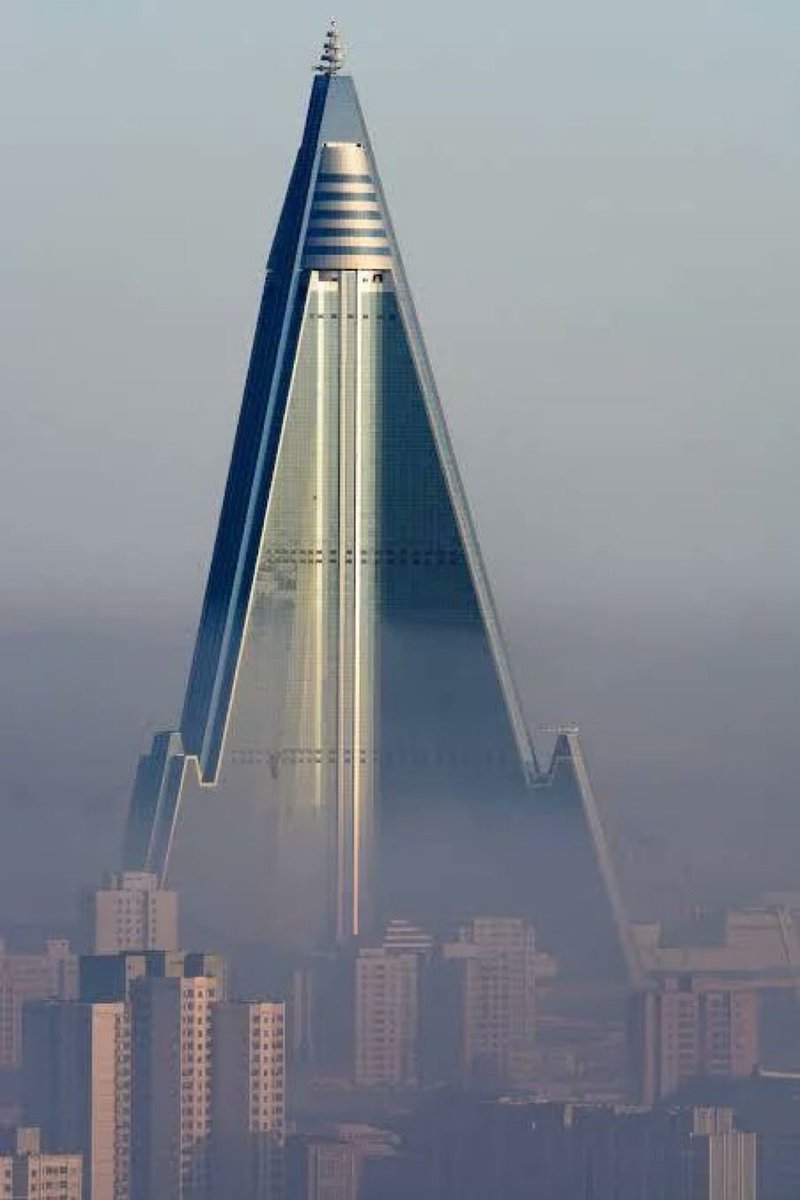 AbretuPotencial's tweet photo. 19. El Hotel Ryugyong en Pyongyang, Corea del Norte, es uno de los edificios más altos y desocupados del mundo. https://t.co/7l5xrg77zm