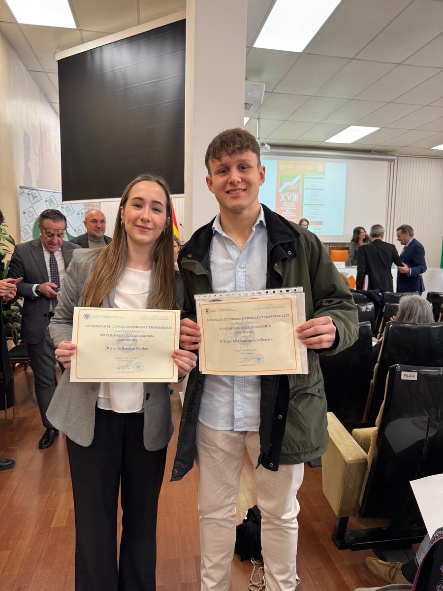 Blanca Amestoy recibe su premio 🥇 junto a Víctor Manrique premiado en la XVI Local #olimpiadalocaleconomia <a href="/InfoUMA/">Universidad de Málaga</a> <a href="/EducaAnd/">Consejería Desarrollo Educativo y FP</a> <a href="/educacionmlg/">Desarrollo Educativo Málaga</a> <a href="/Miguel_Briones_/">Miguel Briones</a> <a href="/FundUnicaja/">Fundación Unicaja</a>

#MaristasEsEducación #ViveMaristas #masqueaulas