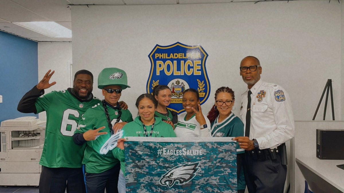 PPDRecruiting's tweet image. Let's go BIRDS! Philly, we've got this! And when we clinch that victory, let's celebrate responsibly and savor the sweet nectar of a Super Bowl win!!! E-A-G-L-E-S!! 🦅🎉🏆
Fly, Eagles, fly! 🏈💚 @PPDVJohnson
