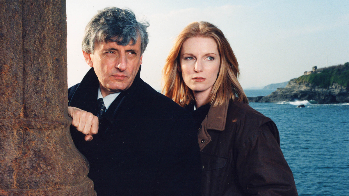 OneTVca's tweet image. Sun, sea, &amp;amp;…serial killers? #JackShepherd stars as the gruff, no-nonsense DS Charles Wycliffe, searching for clues along the stunning Cornish coast. The trickiest mysteries in southwest England are about to be solved. Watch the premiere of Wycliffe weekdays at 6pm &amp;amp; Midnight ET.