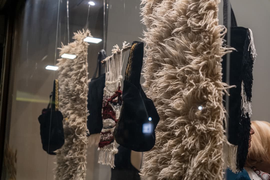 Вчеравечер, во Францускиот институт, пред љубителите на  рачната изработка, беше отворена изложбата „Низ нишките на времето“ на Изабела Соколовска и Esnaf. Настанот освен изложба, беше и инспиративна уметничка средба која ги обедини сите присутни во креативниот амбиент.