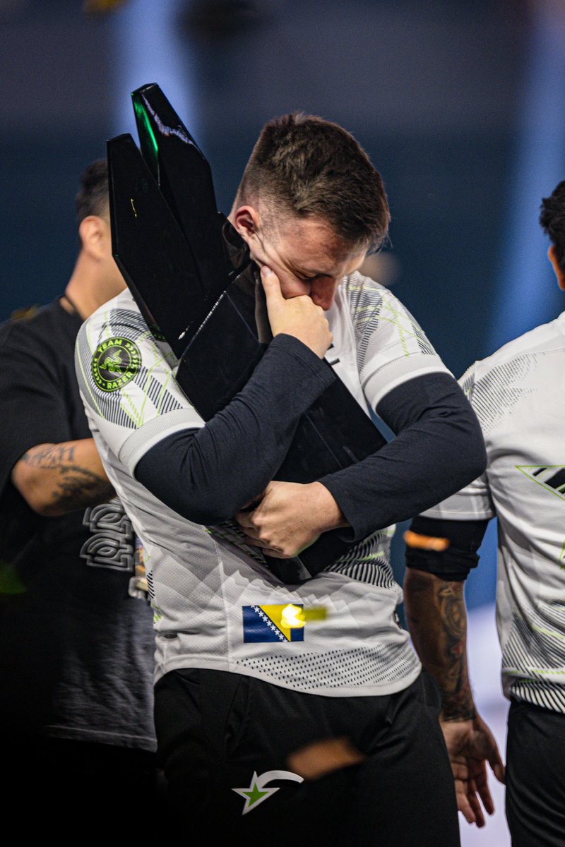 teddward_'s tweet photo. TIME FOR @OpTic POSTER GIVEAWAYS!!

As we prep for Major II in Dallas, I am giving away a poster of each of the guys with the Champs Trophy: starting with the Prodigal Prince @Pred!

Like, Repost, and Comment #GreenWall to enter! Must be following so I can message you if you win https://t.co/OPmbiTCJWw