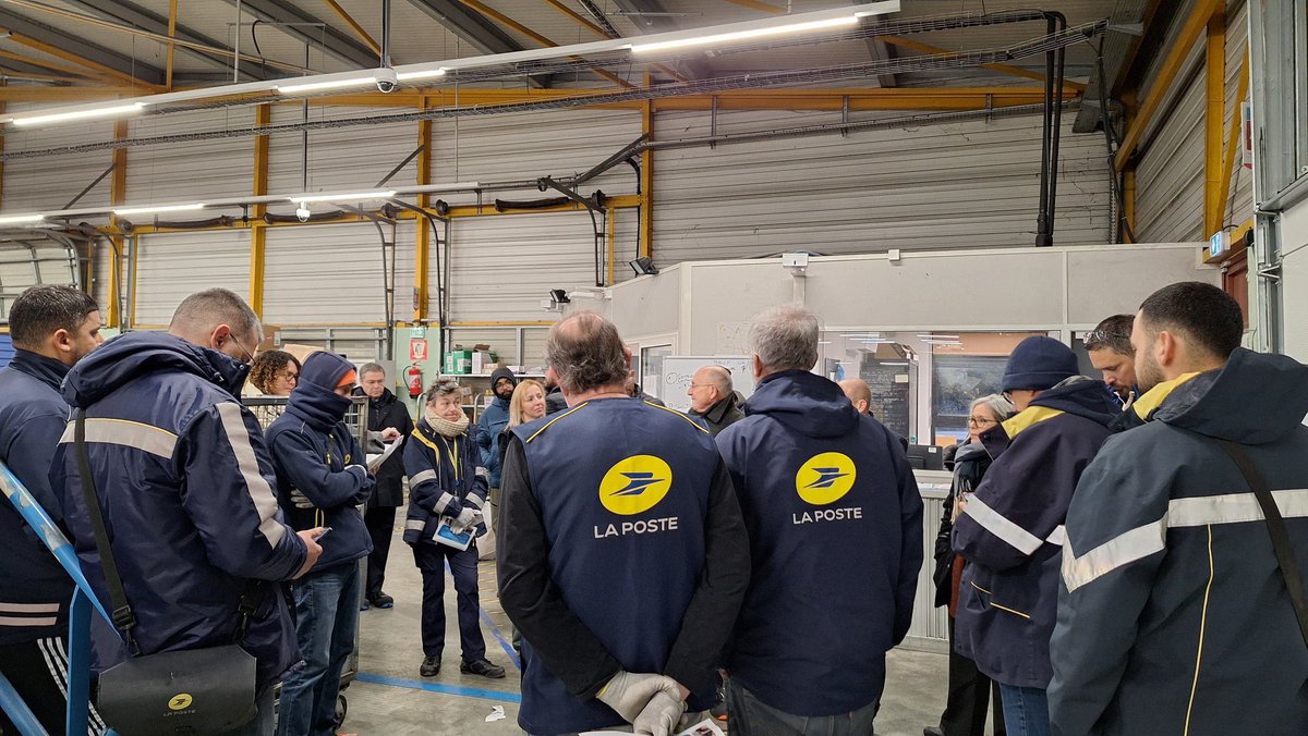 GroupeLaPoste's tweet image. #Proximité | En déplacement dans @MaRegionSud, Philippe Wahl, PDG du @GroupeLaPoste, a visité ce matin la plate-forme courrier de Carros
Un moment qui lui a permis d’échanger avec les agents présents sur site.