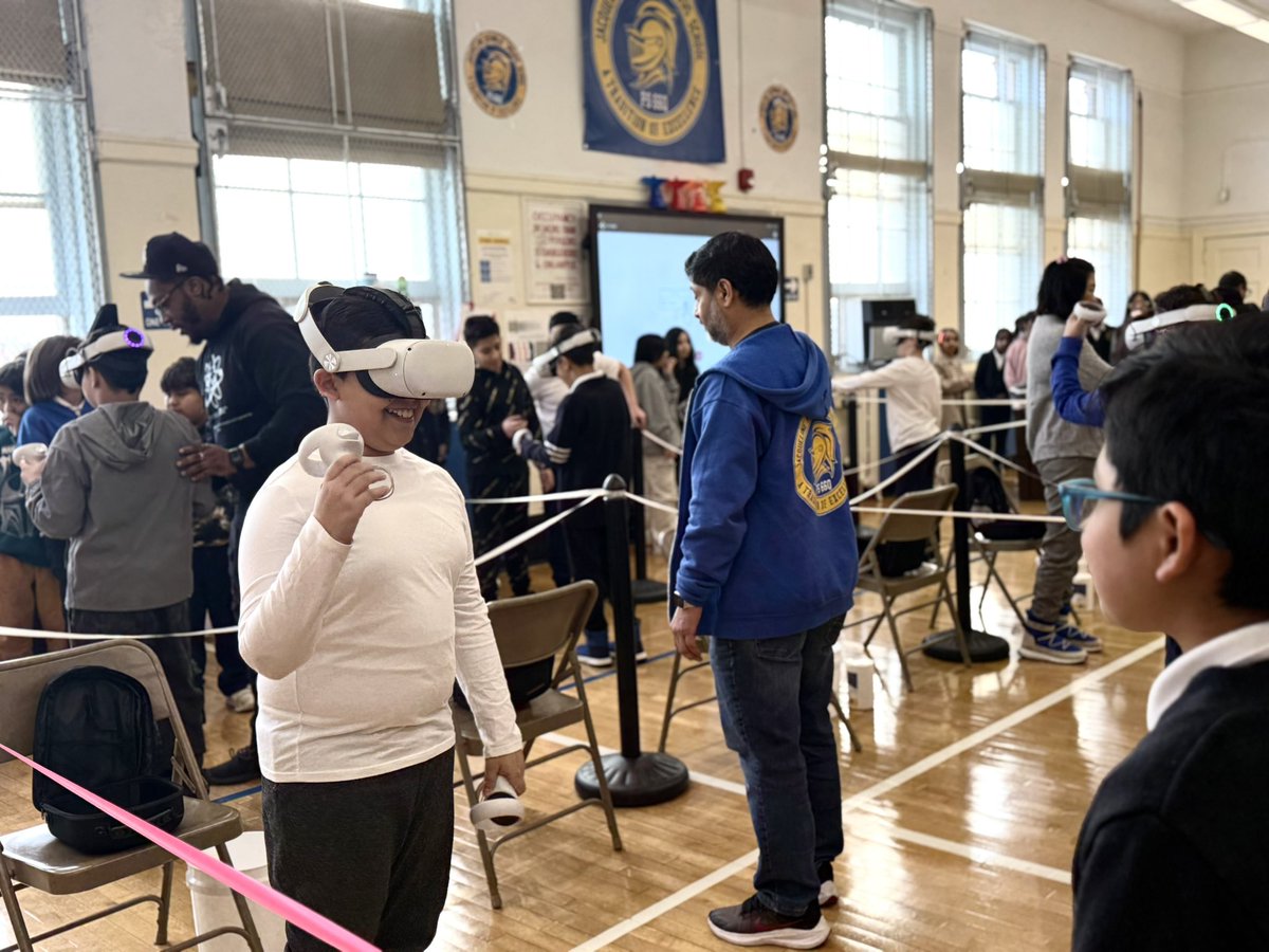 502ps66's tweet image. Our 5th Graders @PS66JKO had a blast working with the STREAM Team from Innovation ED! Students solved puzzles, enjoyed Virtual Reality Headsets, studied robotic movement and constructed engineering models! #InnovativeLearning #STEAM