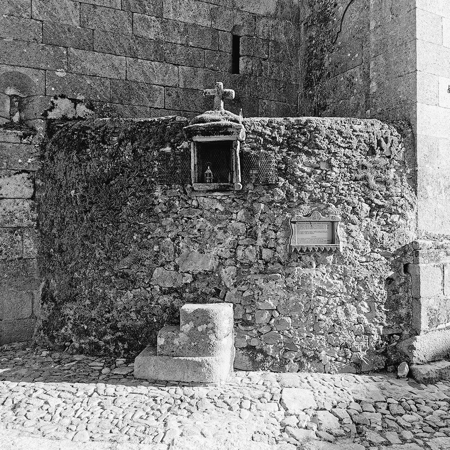 «Calavernio» o «calavernario» como sinónimos de osario.

Palabras locales de la Sierra de Francia que designan el lugar de reubicación de los huesos para dejar sitio a nuevas sepulturas y que suele estar cerrado al exterior al modo de la Hornacina de Ánimas de La Alberca