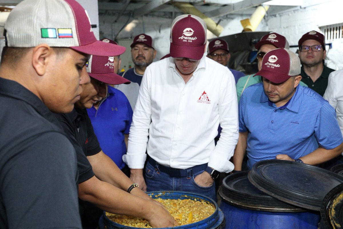 💪🏻☕🇨🇴 ¡Somos la fuerza de todos! <a href="/GermanBahamon/">German Bahamon Jaramillo</a> y los directores ejecutivos de los Comités de Cafeteros de todo el país visitaron la empresa Aromas del Sur, en la finca La Loma, Pitalito - Huila. Liderada por Rodrigo Sánchez y Elkin Guzmán, esta empresa se ha consolidado como un