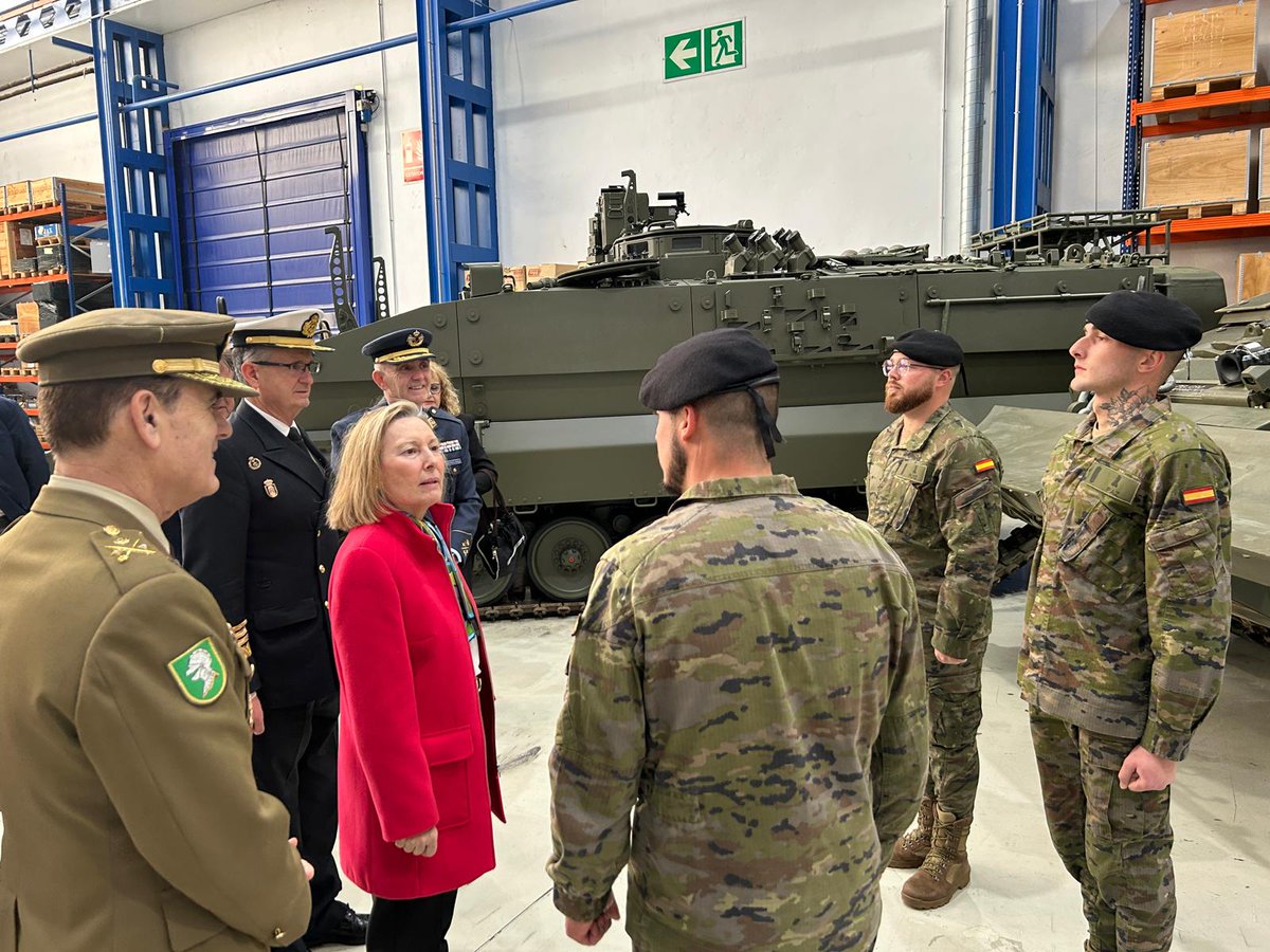 Defensagob's tweet image. La #SEDEF @AmparoValcarce1 visita las instalaciones de @GDELS_Official-SBS en Alcalá de Guadaíra con motivo del final de la fase de producción del &apos;Programa Pizarro&apos;. Un paso más en el fortalecimiento de capacidades del @EjercitoTierra con el VCZ CASTOR. ¡Seguimos avanzando!
