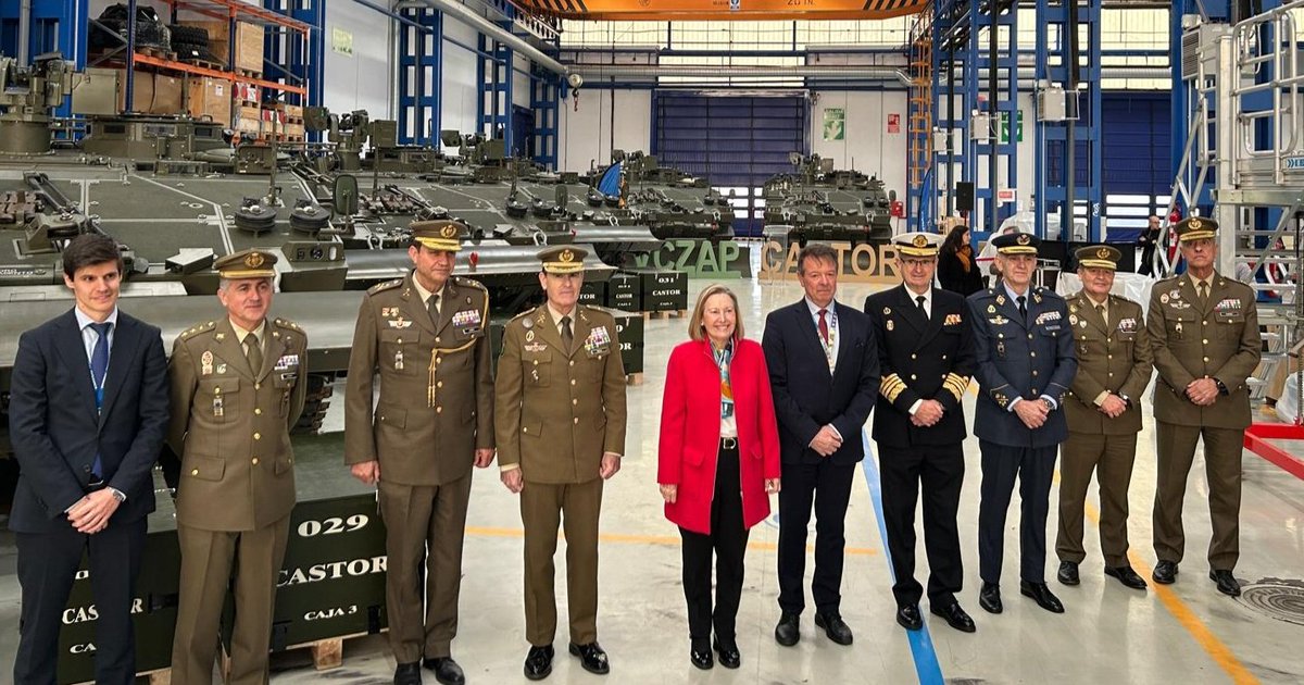 Defensagob's tweet image. La #SEDEF @AmparoValcarce1 visita las instalaciones de @GDELS_Official-SBS en Alcalá de Guadaíra con motivo del final de la fase de producción del &apos;Programa Pizarro&apos;. Un paso más en el fortalecimiento de capacidades del @EjercitoTierra con el VCZ CASTOR. ¡Seguimos avanzando!