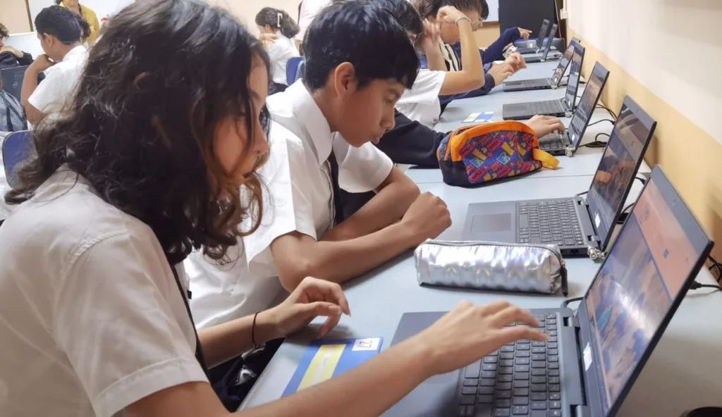 📚 El Mundo CR nos mencionó en su análisis sobre educación en Costa Rica.

Nuestra coordinadora Margarita Chaves Bonilla habló sobre:

✔️ Brecha digital en el aprendizaje.

📖 Leé la nota completa aquí:

👉 buff.ly/4gqHElR

#UAMCR #Educación #BrechaDigital