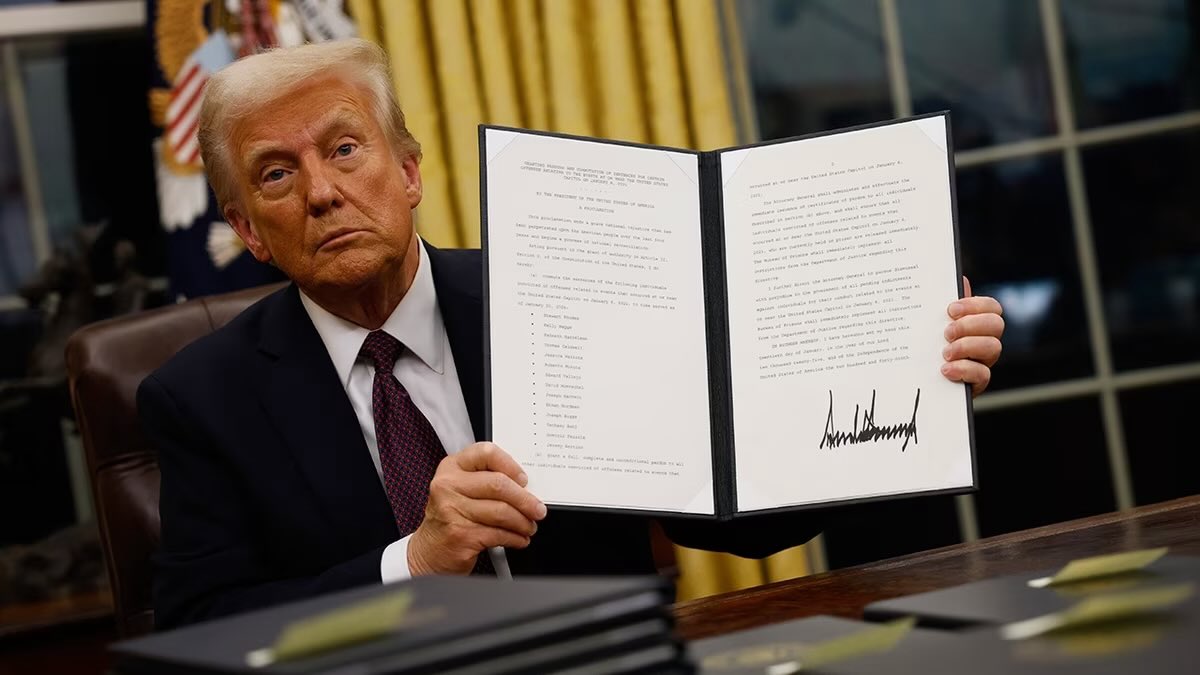 Paula_White's tweet photo. Just a few minutes ago President Trump signed a historic executive order on The White House Faith Office. 

Prayers are being answered and God is moving in America. YOUR prayers matter, But we MUST remain in prayer! Pray for our nation, our President, The White House Faith Office, and believers everywhere. 

“This is the Lord's doing; it is marvelous in our eyes.” -Psalm 118:23 🙏🏼

#USA #America #ExecutiveOrder #Faith #news #WhiteHouse #PresidentTrump #Christian #pray #Believers