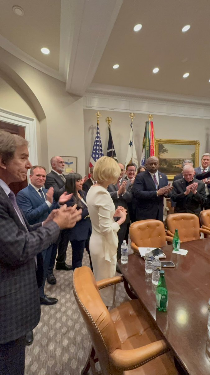 Paula_White's tweet photo. Just a few minutes ago President Trump signed a historic executive order on The White House Faith Office. 

Prayers are being answered and God is moving in America. YOUR prayers matter, But we MUST remain in prayer! Pray for our nation, our President, The White House Faith Office, and believers everywhere. 

“This is the Lord's doing; it is marvelous in our eyes.” -Psalm 118:23 🙏🏼

#USA #America #ExecutiveOrder #Faith #news #WhiteHouse #PresidentTrump #Christian #pray #Believers