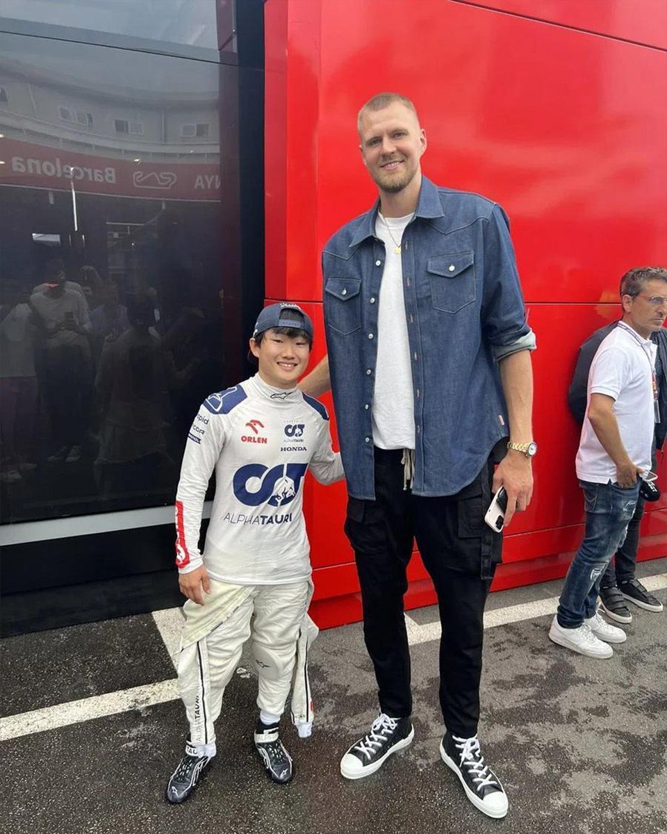 That's a two-foot (60cm) height difference 😳

Yuki Tsunoda (F1 driver) - 5'3" (160cm)
Kristaps Porzingis (NBA) - 7'3" (221cm)

📸 r/tall