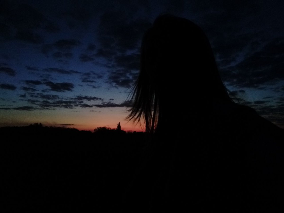 _luceris's tweet image. випадково згадала що раніше любила фотографувати (на телефон, він завжди поруч) все, що здавалось цікавим чи красивим. прості фото простих речей. красиві кольори чи образи. випадкове розуміння швидкоплинності життя чи ціленаправлене полювання за кадрами
покажу найулюбленіші