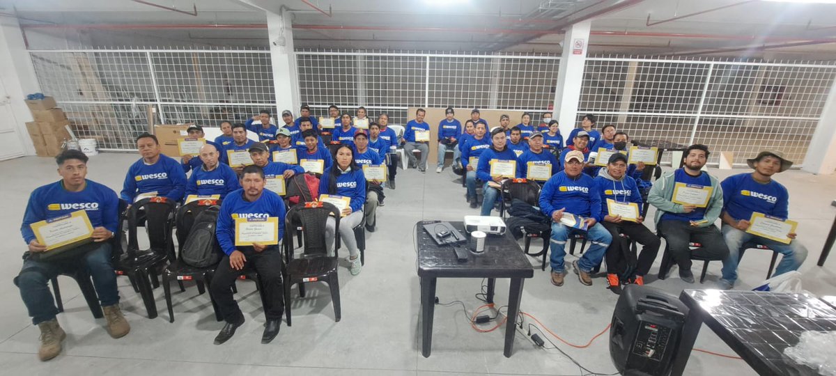 pintulacec's tweet photo. ¡Capacitación de Pintura Arquitectónica en Ambato Izamba! 🎨🏡

Gracias a todos por su entusiasmo. 💪 Aprendimos técnicas de aplicación, elección de colores y preparación de superficies para acabados perfectos. ✨

#Pintulac #TuAmigoExperto #CapacitacionesGratuitas #Pintura https://t.co/jM2x03zJns