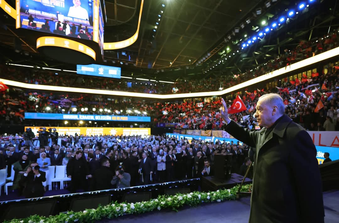 MutluBozogluSlv's tweet photo. "AK Parti İstanbul 8. Olağan İl Kongresi’nin hayırlara vesile olmasını temenni ediyorum. 

Görev süresi boyunca göstermiş olduğu özverili çalışmalar ve hizmetleri dolayısıyla Sayın Osman Nuri Kabaktepe’ye teşekkür eder, +++ https://t.co/0vO5iZ6kxG