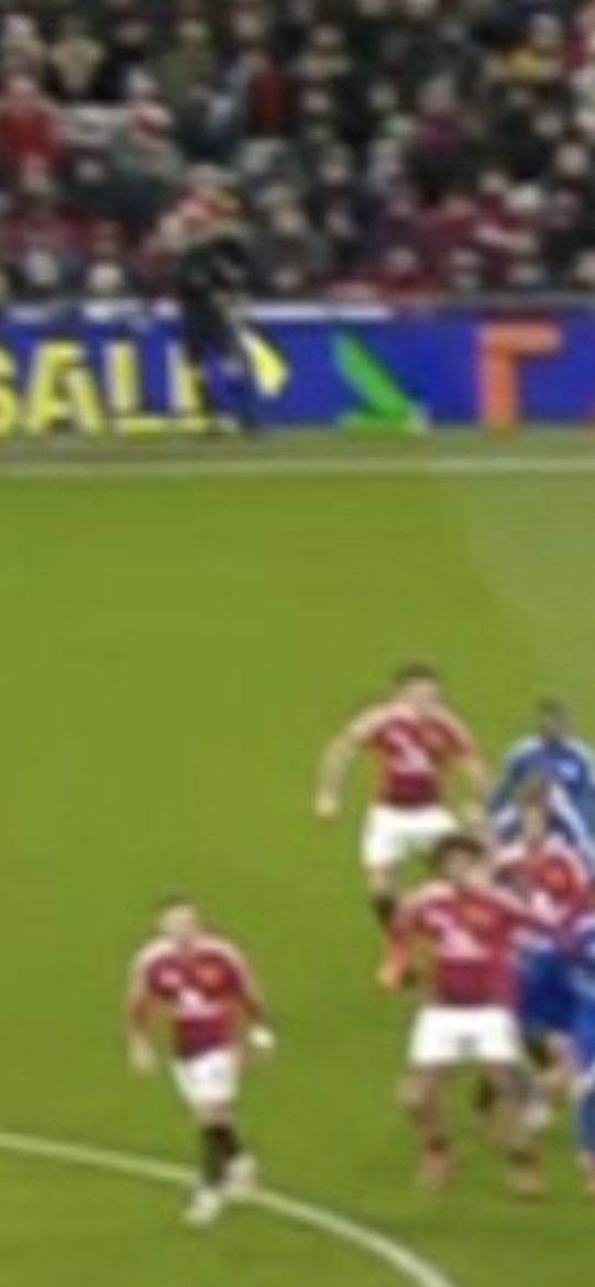 JackSimmons101's tweet photo. @LCFC Fergie in attendance and the linesman suddenly misses this https://t.co/VipAkWkc9g
