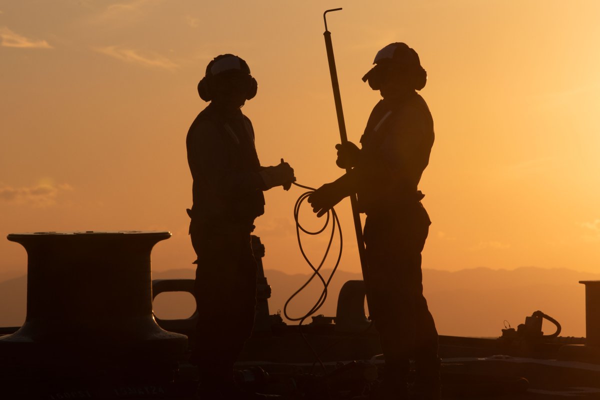 USNavy's tweet photo. #USNavyPhotosoftheDay:
1οΈβ£ #USSBenfold prepares to depart #FleetActivitiesYokosuka and 2οΈβ£ refuel a helo in Philippine Sea
3οΈβ£ #USSWayneEMeyer #UNREP in Pacific Ocean
4οΈβ£ Thai VIPs observe #FLTOPS aboard @CVN70 in South China Sea
#AmericasNavy250
π https://t.co/aZddB6hxYf https://t.co/87IitepGZj