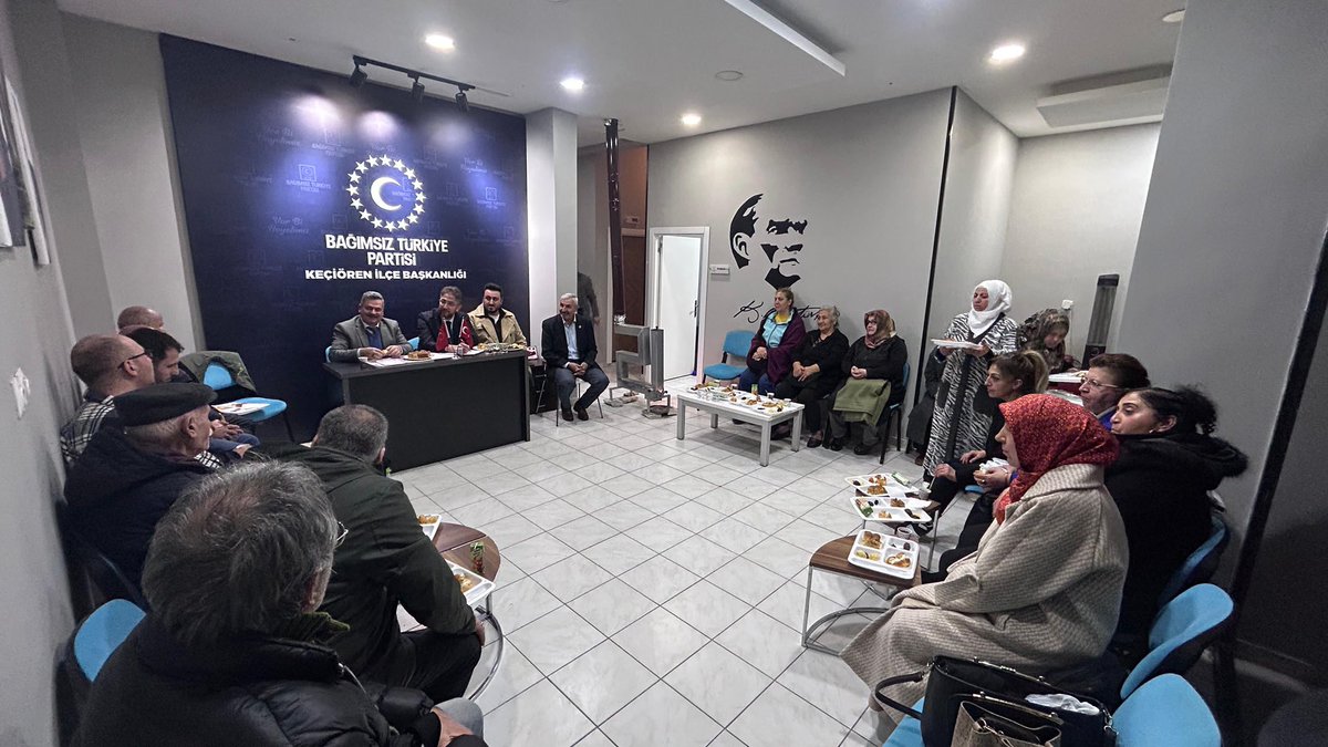 İlçe binamızda yeni üyelerimiz ve bizleri daha yakından tanımak isteyen dostlarımızla bir araya geldik. Heyecanları ve samimiyetleri bizlere güç verdi. Çalınmadık kapı, sıkılmadık el, ikna edilmedik kimse bırakmayacağız. 
Bu vatan bizimdir, bizim kalacak.