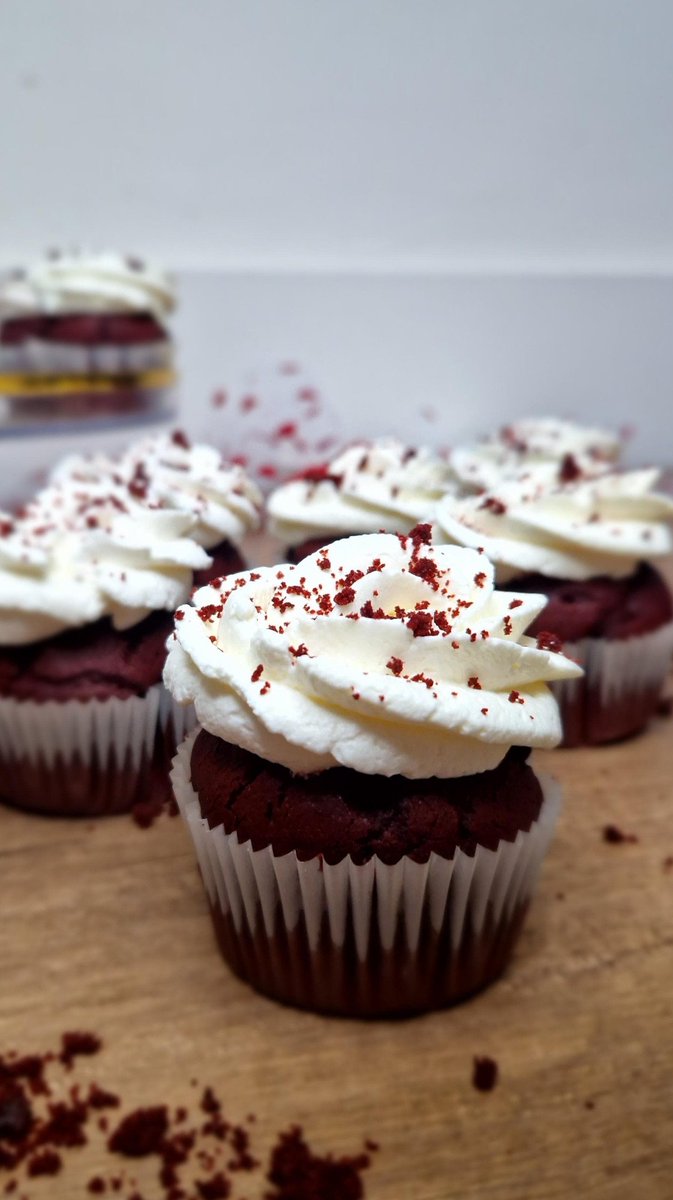 CandyIrmef's tweet image. ❤️🧁 Love is in the air and in the oven! Celebrate Valentine&apos;s Day with these delicious cupcakes!