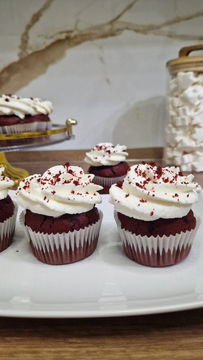 CandyIrmef's tweet image. ❤️🧁 Love is in the air and in the oven! Celebrate Valentine&apos;s Day with these delicious cupcakes!