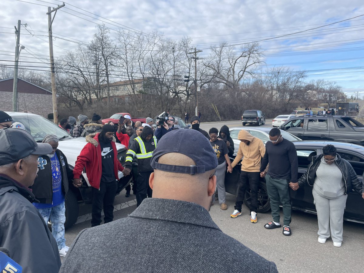 At 6 on #WLWT: I’ll have the latest on the sudden appearance of 10-15 people waving flags stamped w/ swastikas (a symbol linked to neo-nazis) on a hwy overpass just north of Cincinnati. Predominantly African-American neighbors living nearby protested the group &amp; prayed together.